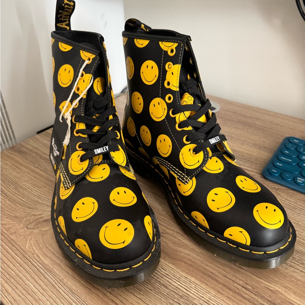 NWT Dr. Marten Boots Men’s 9/Womens 11
